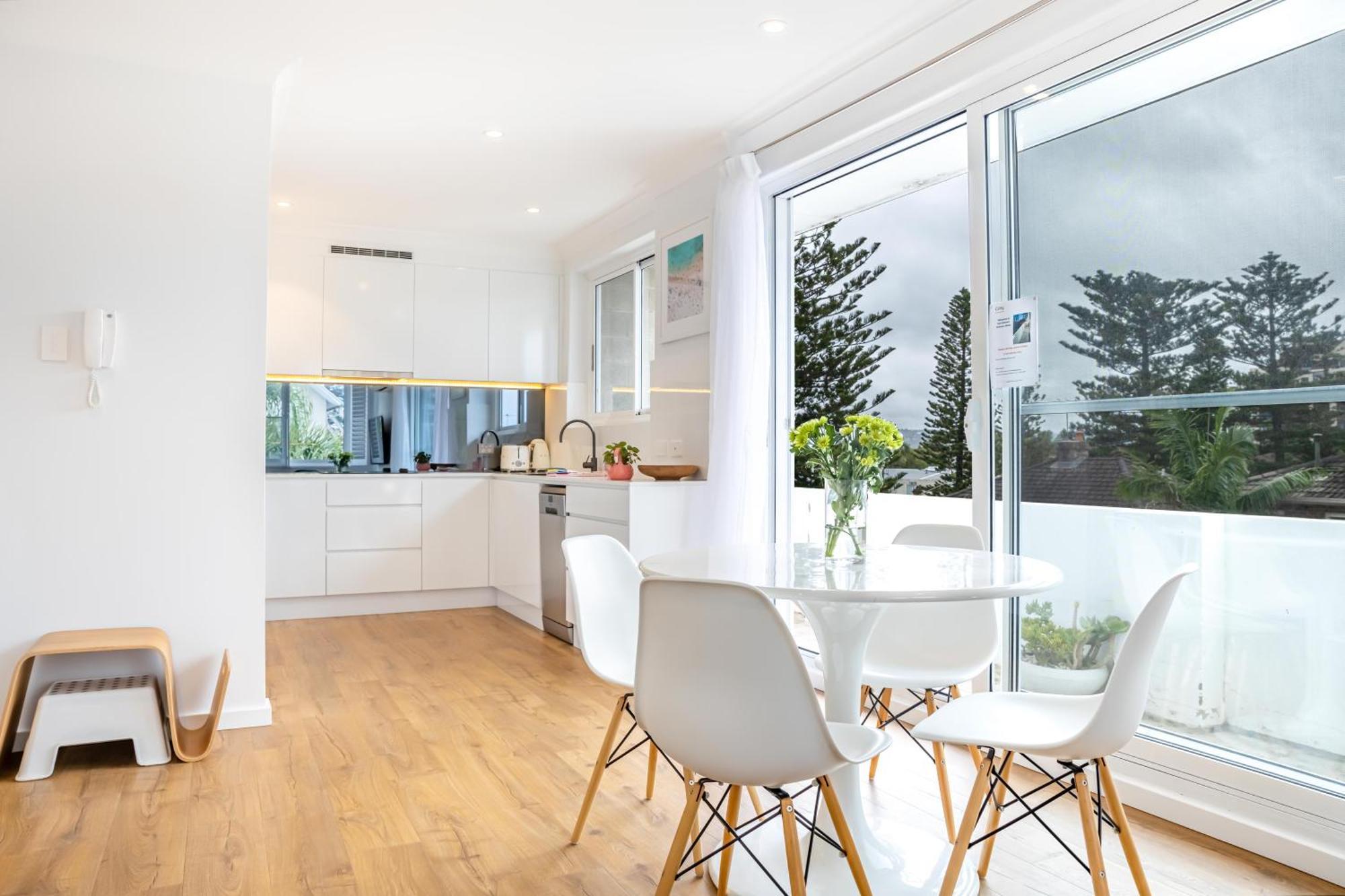 Chic Apartment Footsteps From Manly Beach Сідней Номер фото