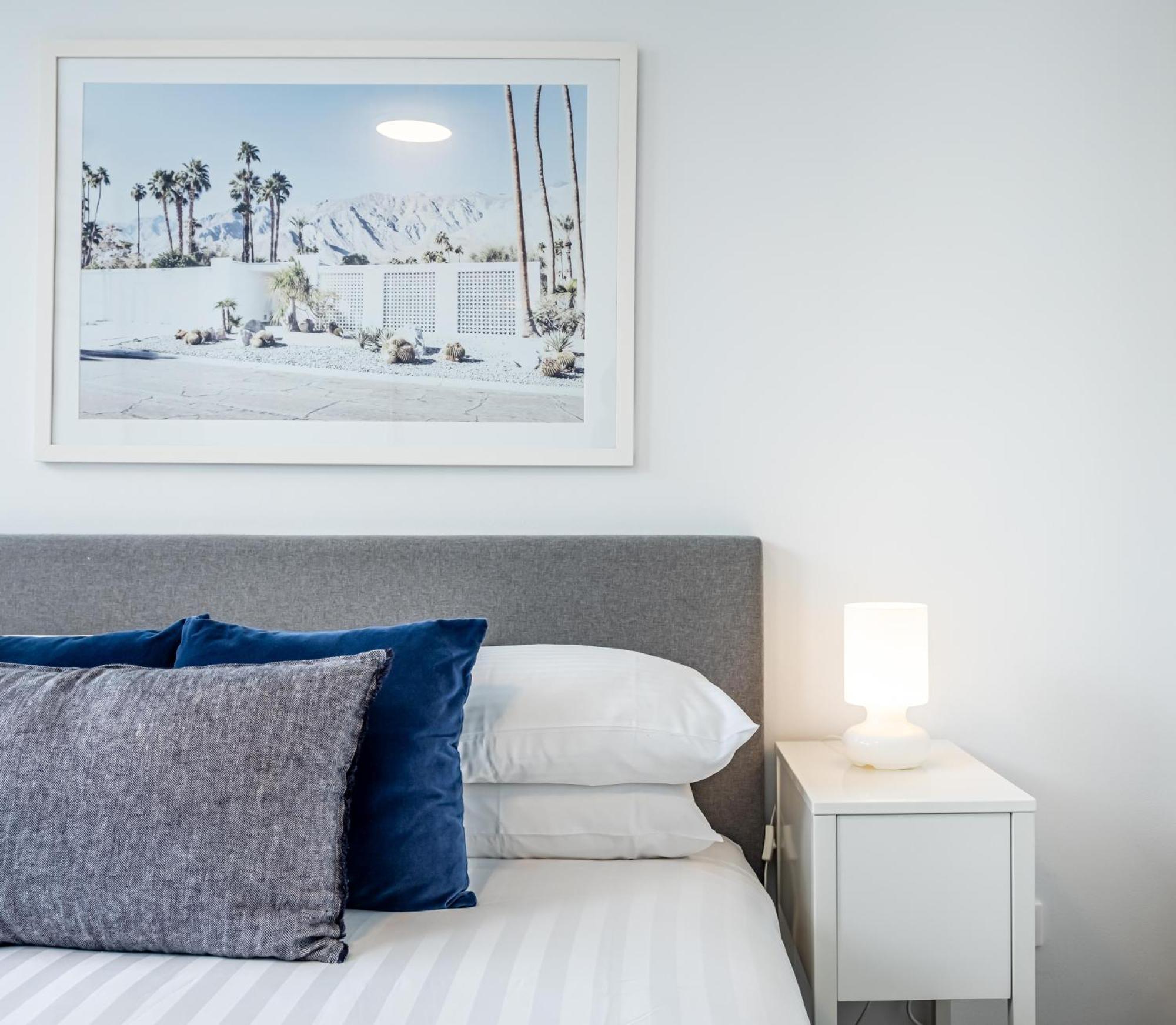 Chic Apartment Footsteps From Manly Beach Сідней Номер фото