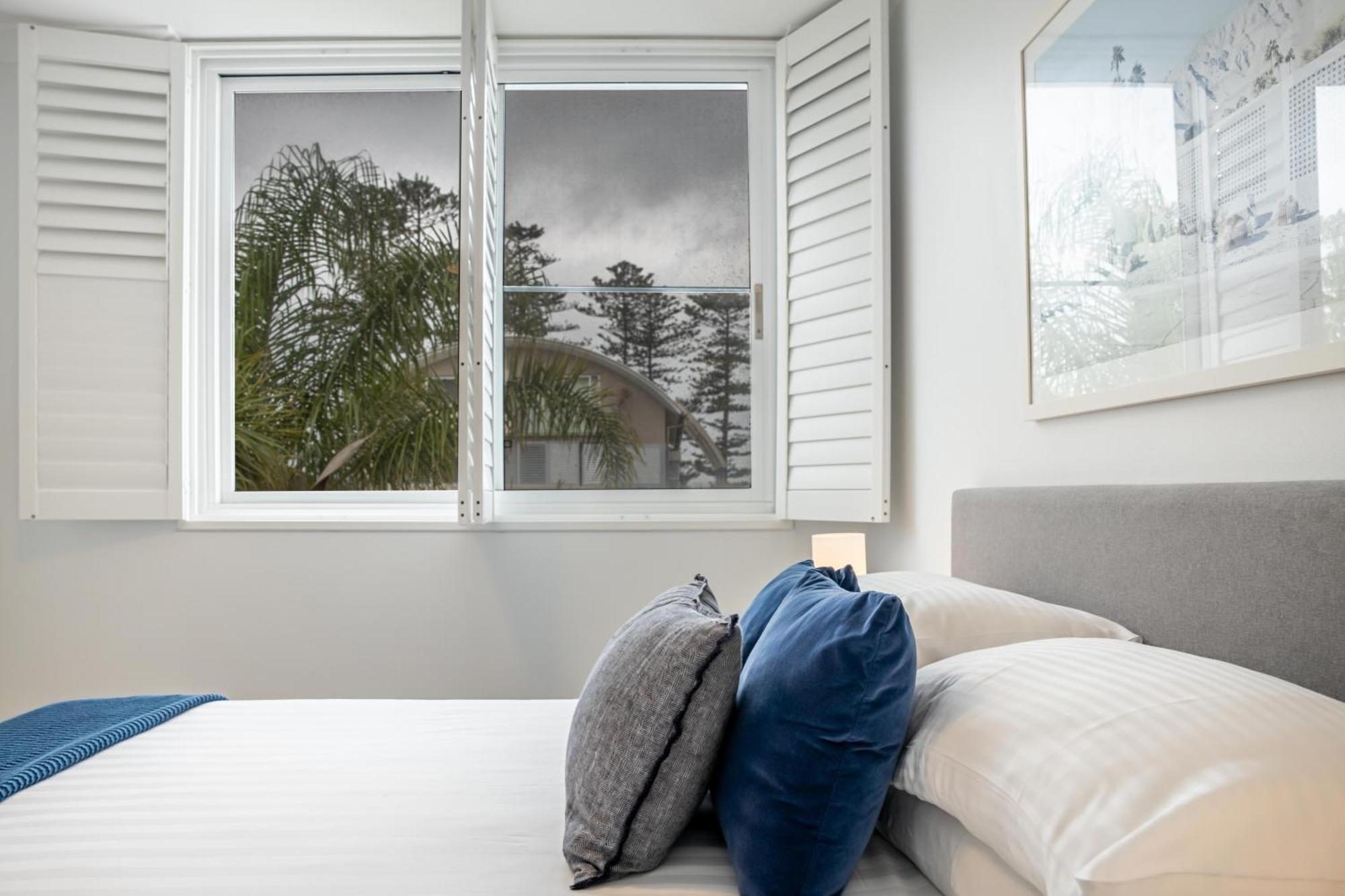 Chic Apartment Footsteps From Manly Beach Сідней Номер фото
