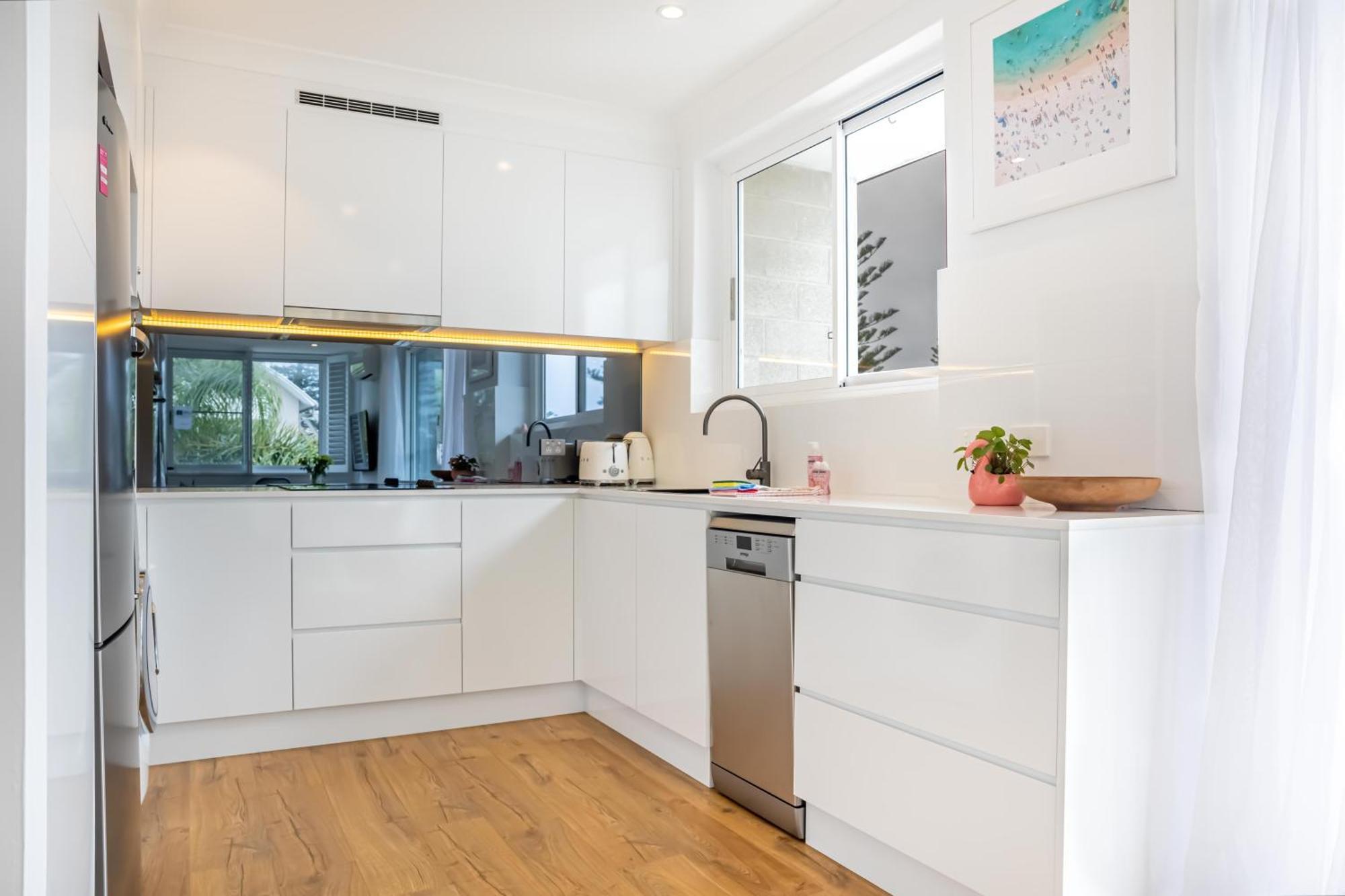 Chic Apartment Footsteps From Manly Beach Сідней Номер фото