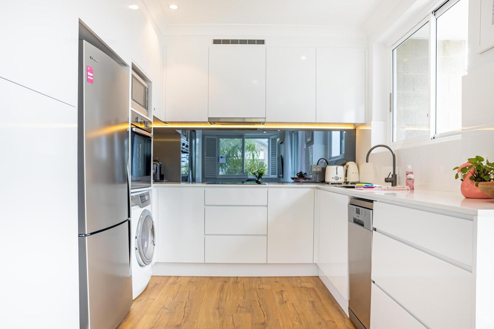 Chic Apartment Footsteps From Manly Beach Сідней Номер фото