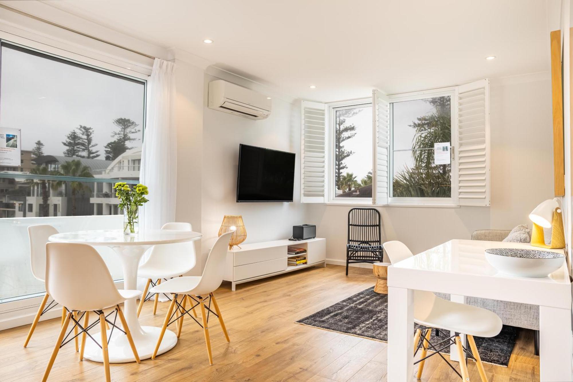 Chic Apartment Footsteps From Manly Beach Сідней Номер фото