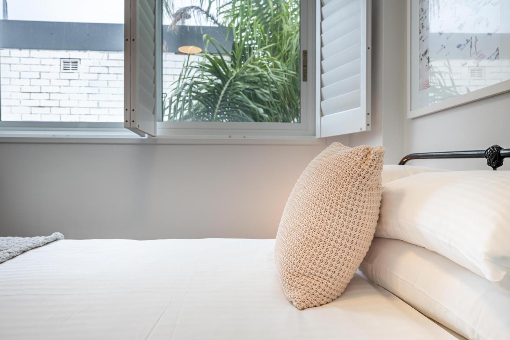 Chic Apartment Footsteps From Manly Beach Сідней Номер фото