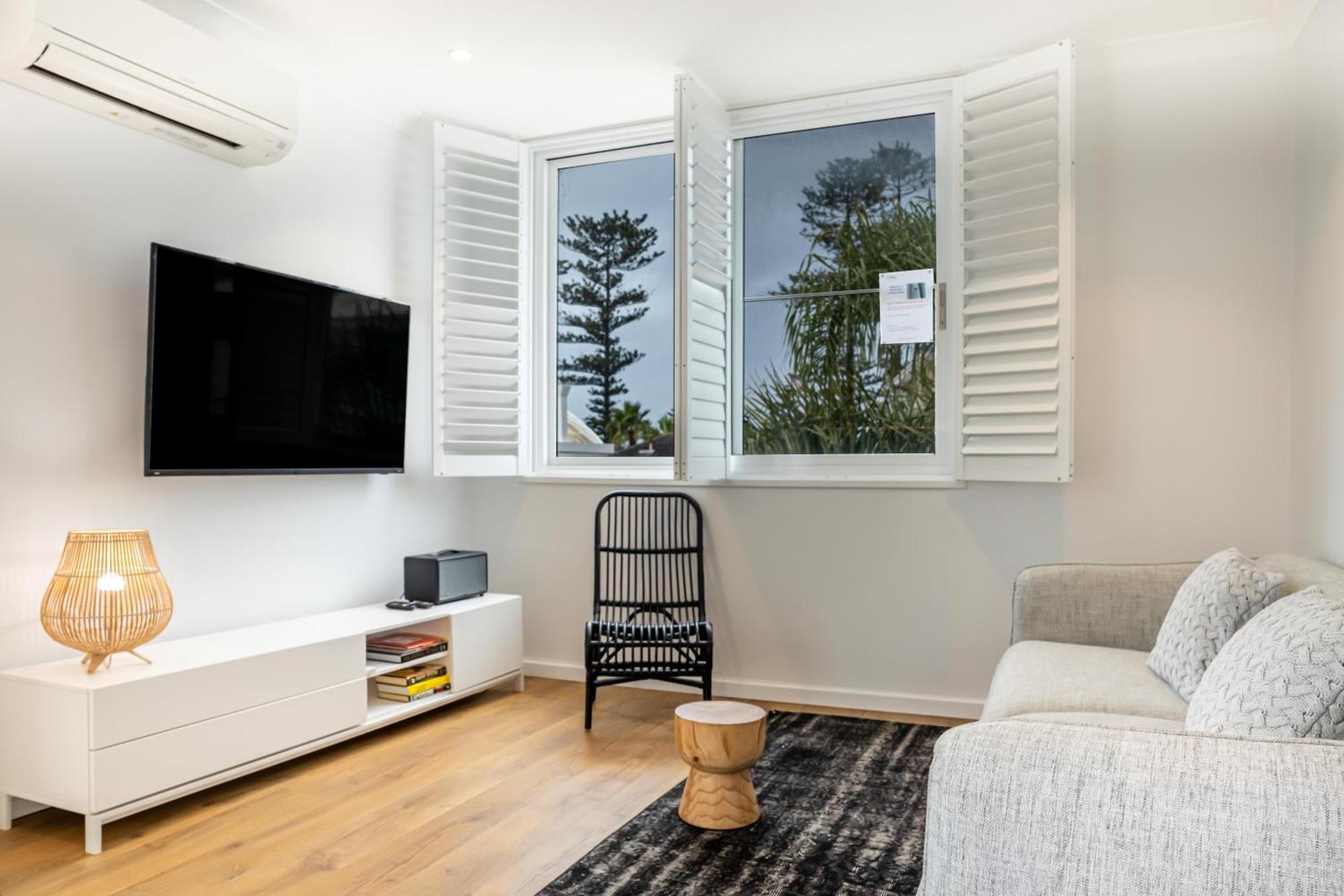 Chic Apartment Footsteps From Manly Beach Сідней Номер фото