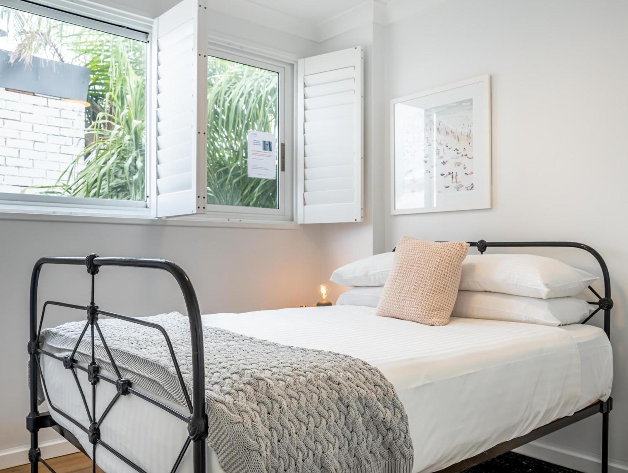 Chic Apartment Footsteps From Manly Beach Сідней Номер фото