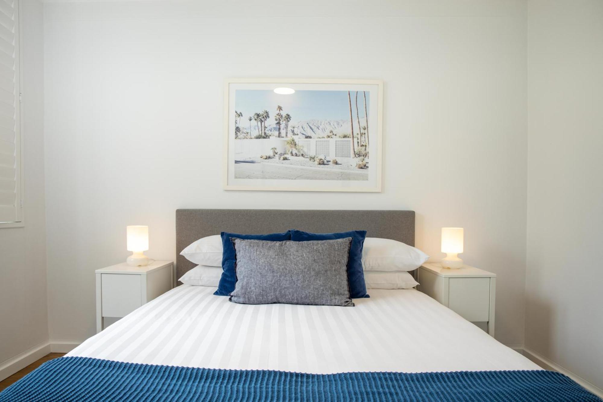 Chic Apartment Footsteps From Manly Beach Сідней Номер фото
