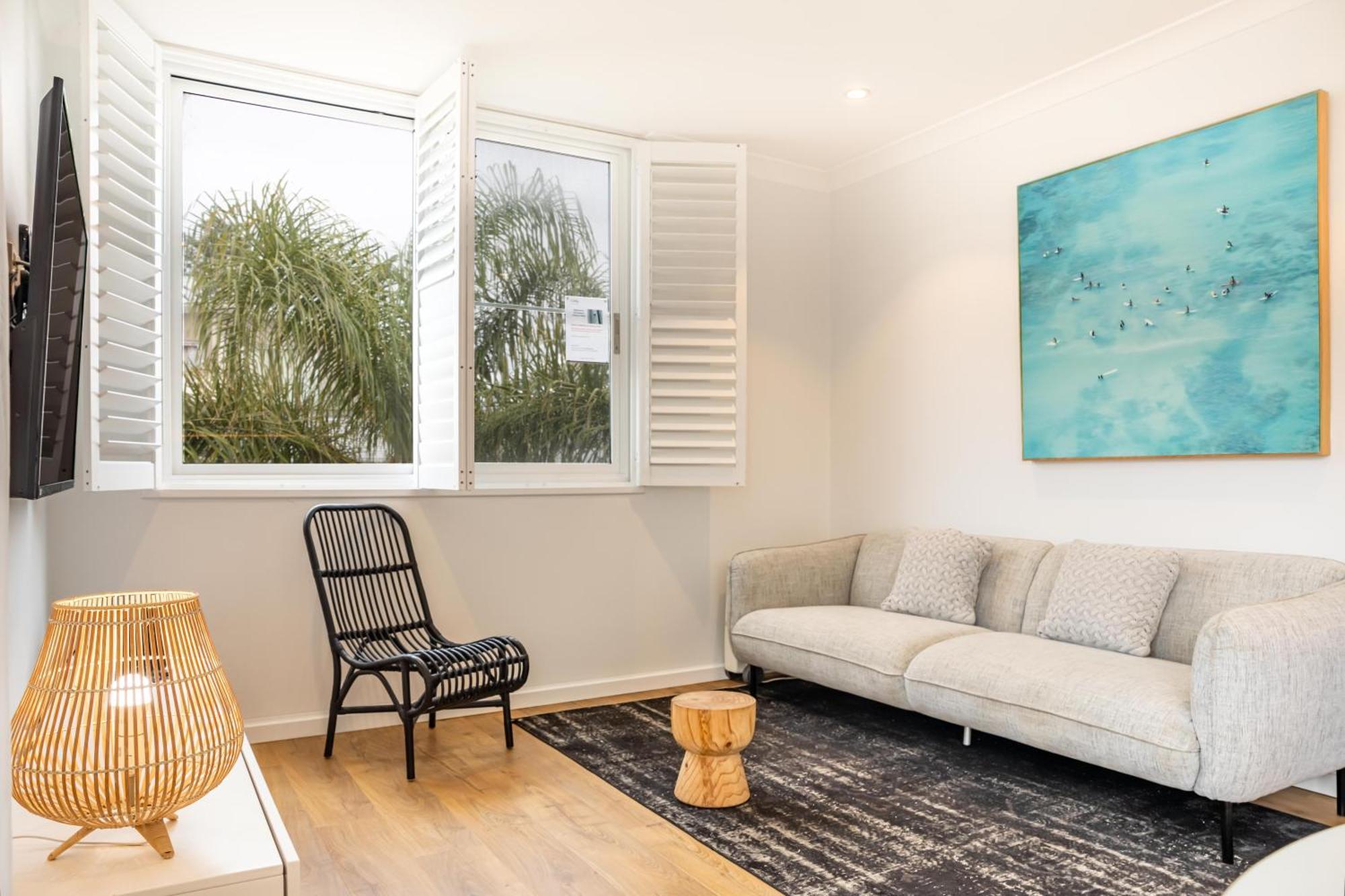 Chic Apartment Footsteps From Manly Beach Сідней Номер фото